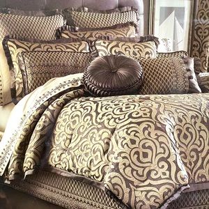 J. Queen NY king comforter set